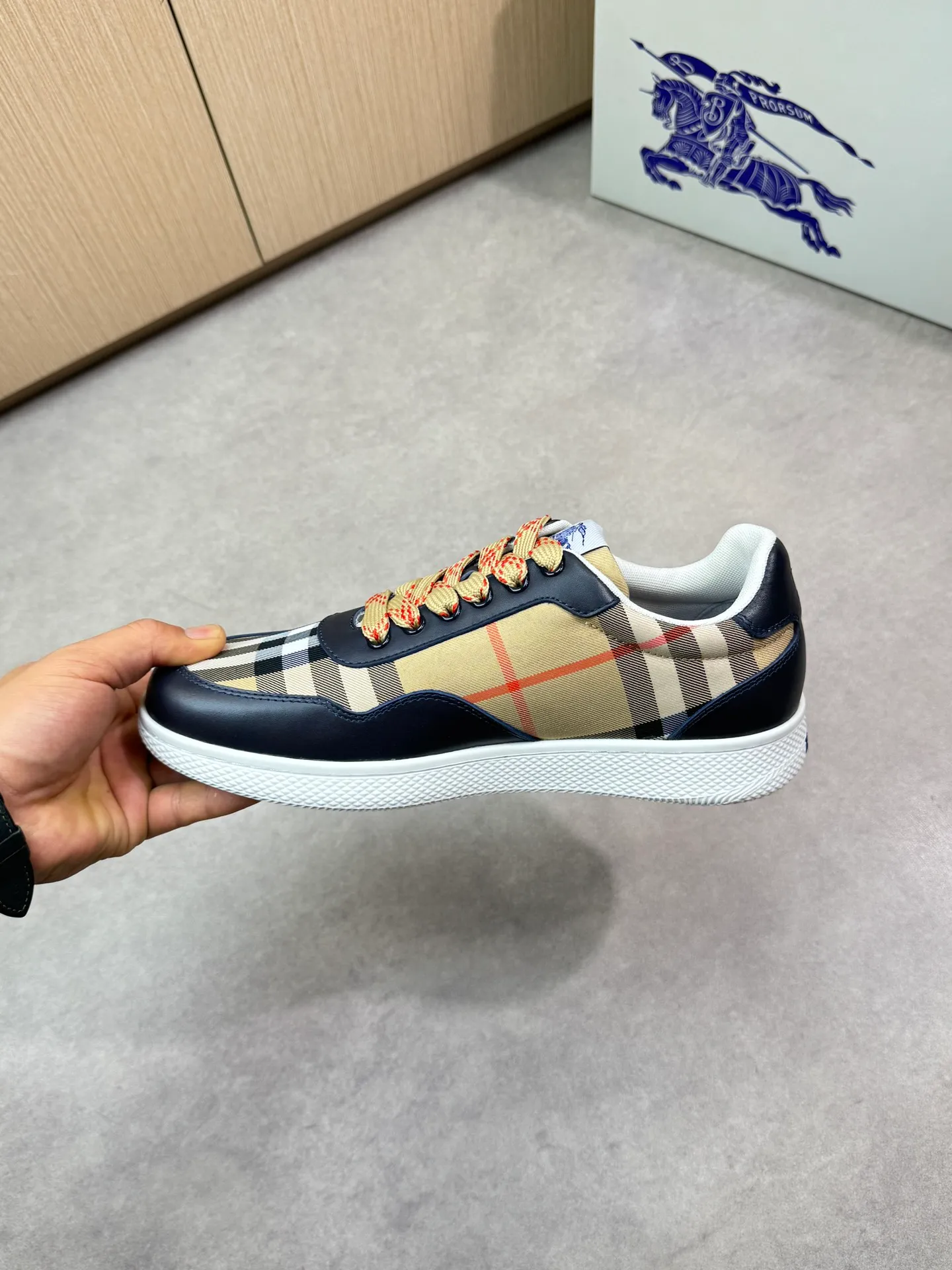 P400 [BURBERRY] Burberry casual sports sneakers - Upper: imported 🔝 Napa calfskin, brand totem cloth, tongue brand cloth label - Lining: brand canvas, foot pad; water-dyed cowhide - Outsole: ultra-light TPR rubber; two-color molded outsole - Super high quality control, fine workmanship: highlighted (high-end, luxury, grade) -Size : 38-44 (Male 45, can be customized)·BBR0372